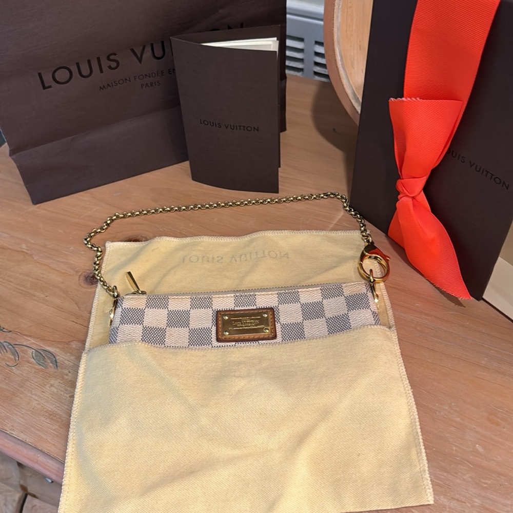 Louis Vuitton Pouchette Milla - Picture 9 of 10